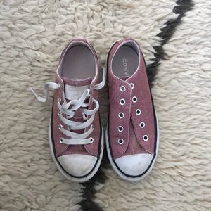 Girl pink sparkle converse.